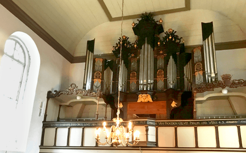 Orgel der Kirche in Visquard
