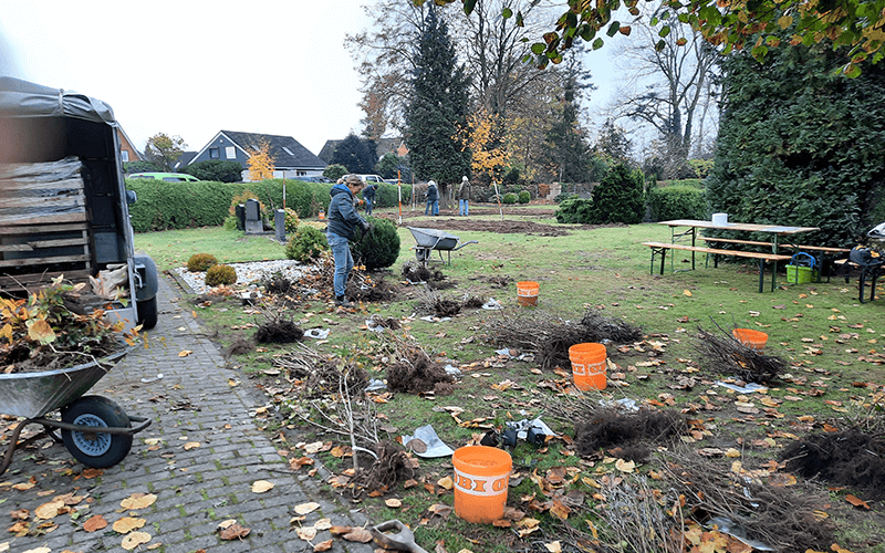 Detailaufnahme vom Arbeitseinsatz auf Friedhof in Scheeßel | LOTTO Niedersachsen