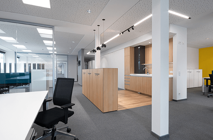 Neuer, offener Lounge und Arbeitsbereich der LOTTO Firmenzentrale Hannover | LOTTO Niedersachsen