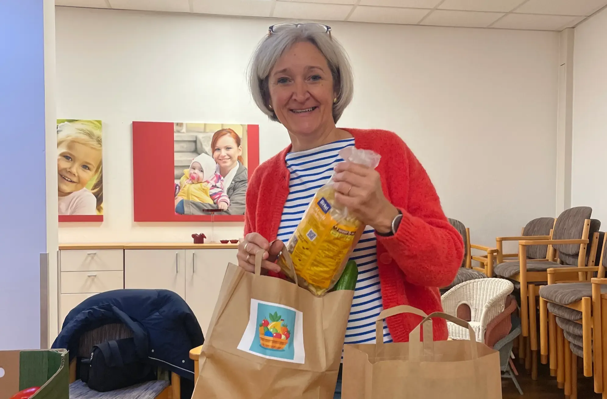 Zahlreiche Haupt- und Ehrenamtliche bepacken Tüten mit frischen Lebensmitteln und Gutschein-Karten. 