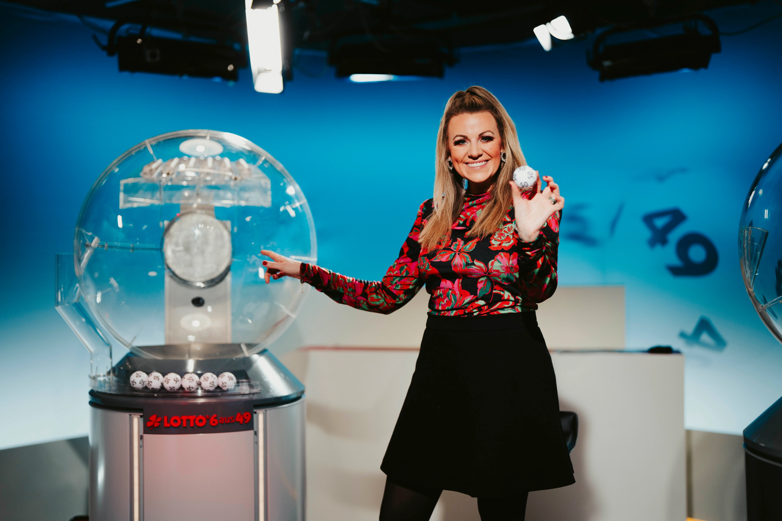 Miriam Hannah als Lotto-Fee im Ziehungsstudio