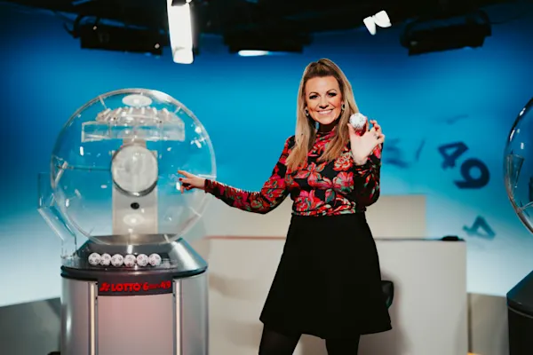 Miriam Hannah als Lotto-Fee im Ziehungsstudio